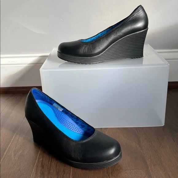 Crocs A-Leigh Closed Toe Wedge - Picture 2 of 9